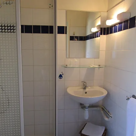 Des Poètes Avec Garage Privé Hotel