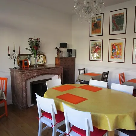 Des Poètes Avec Garage Privé