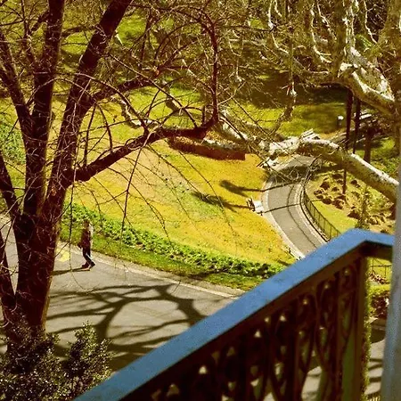 Des Poetes Avec Parking Sur Reservation