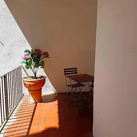 Des Poetes Avec Parking Sur Reservation بزييه