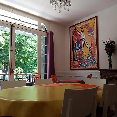 Des Poetes Avec Parking Sur Reservation Hotel