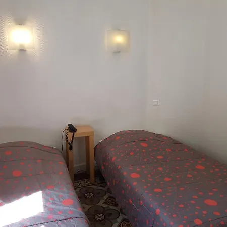 Des Poètes Avec Garage Privé Hotel
