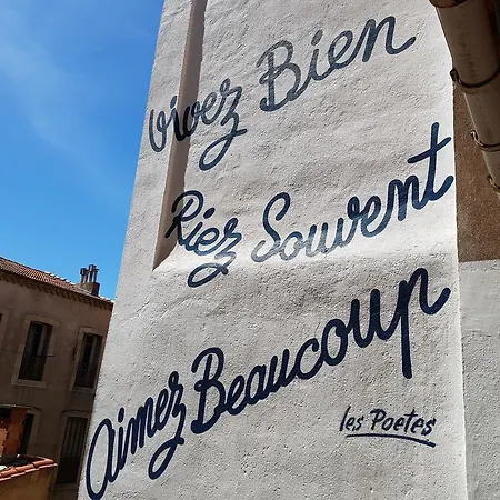 Des Poetes Avec Parking Sur Reservation