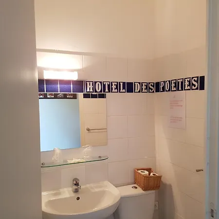 Des Poetes Avec Parking Sur Reservation