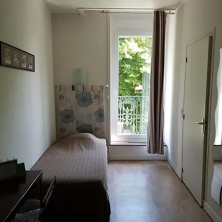 Des Poètes Avec Parking Sur Réservation