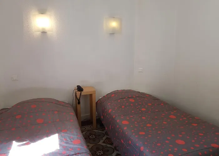 Des Poètes Avec Parking Sur Réservation Hotel